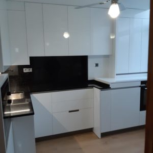 muebles de cocina varoski blanco- granito negro estelar